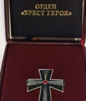 На-Волині-рідним-загиблого-воїна-вручили-почесний-орден-«Хрест-Героя» На-Волині-рідним-загиблого-воїна-вручили-почесний-орден-«Хрест-Героя»