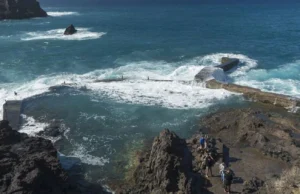 Четверо людей загинули на Тенерифе після того, як потужна хвиля затягнула плавців у море Четверо-людей-загинули-на-Тенерифе-після-того,-як-потужна-хвиля-затягнула-плавців-у-море