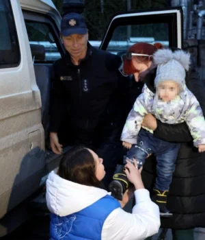 Три-покоління-родини-евакуйовано-із-Запорізької-прифронтової-зони Три-покоління-родини-евакуйовано-із-Запорізької-прифронтової-зони