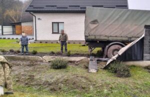 На Волині вантажівка Нацгвардії в’їхала у паркан біля будинку: водій загинув На-Волині-вантажівка-Нацгвардії-в’їхала-у-паркан-біля-будинку:-водій-загинув