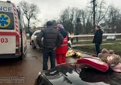 У Прилуках поліцейські збили двох людей на переході: загинула дитина. Відео 18+ У-Прилуках-поліцейські-збили-двох-людей-на-переході:-загинула-дитина.-Відео-18+