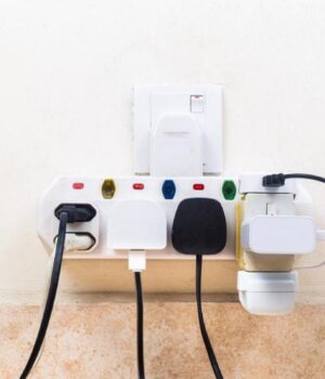 Скільки-пристроїв-можна-підключати-до-однієї-розетки-і-подовжувача