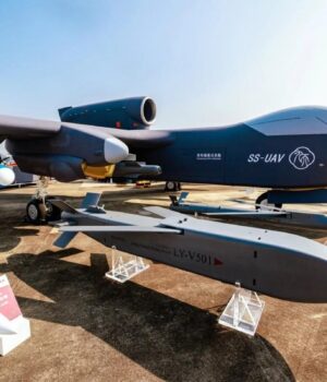 Китай-вперше-підняв-в-небо-гігантського-“авіаносця-дронів”,-–-bloomberg