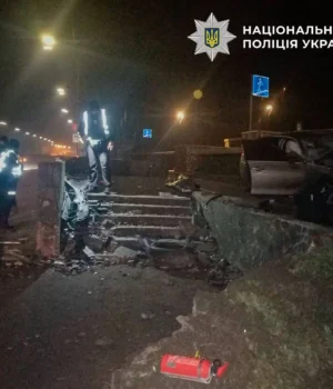 18-річний-водій-bmw-на-смерть-розбився,-влетівши-у-парапет-підземного-переходу-у-Києві 18-річний-водій-bmw-на-смерть-розбився,-влетівши-у-парапет-підземного-переходу-у-Києві