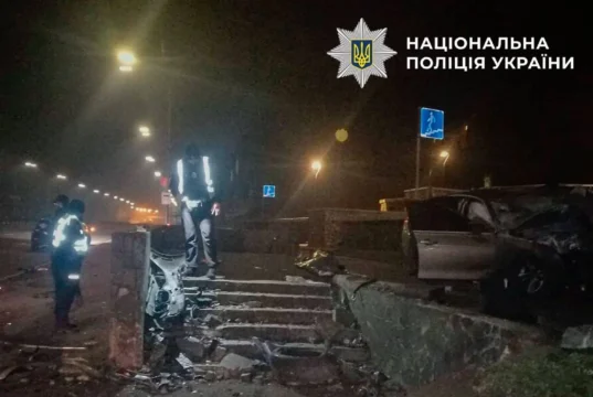 18-річний водій BMW на смерть розбився, влетівши у парапет підземного переходу у Києві 18-річний-водій-bmw-на-смерть-розбився,-влетівши-у-парапет-підземного-переходу-у-Києві