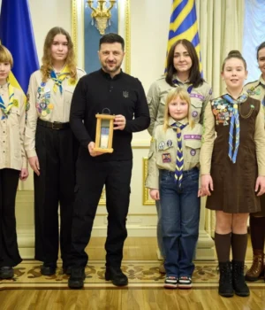 Зеленський-отримав-Вифлеємський-вогонь-миру-від-скаутських-організацій Зеленський-отримав-Вифлеємський-вогонь-миру-від-скаутських-організацій