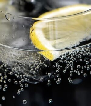 Дієтологи-розбили-міф:-вода-з лимоном-вранці-не робить-того,-що ви думаєте Дієтологи-розбили-міф:-вода-з лимоном-вранці-не робить-того,-що ви думаєте