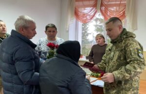 У громаді на Волині рідним загиблих Героїв вручили посмертні нагороди. ФОТО У-громаді-на-Волині-рідним-загиблих-Героїв-вручили-посмертні-нагороди.-ФОТО