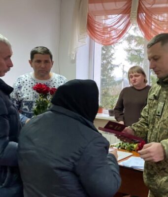У громаді на Волині рідним загиблих Героїв вручили посмертні нагороди. ФОТО У-громаді-на-Волині-рідним-загиблих-Героїв-вручили-посмертні-нагороди.-ФОТО
