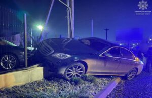 Біля Луцька водійка в’їхала у паркан Біля-Луцька-водійка-в’їхала-у-паркан