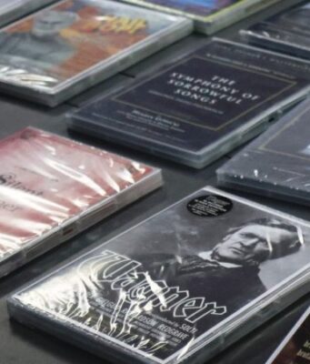 Британський режисер передав волинській бібліотеці свої фільми Британський-режисер-передав-волинській-бібліотеці-свої-фільми