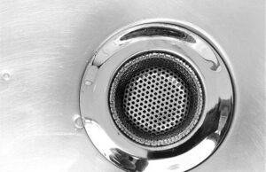 П’ять легких способів прочистити злив від волосся — один із них з пластиковою трубочкою П’ять-легких-способів-прочистити-злив-від-волосся —-один-із них-з пластиковою-трубочкою