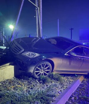 У-Струмівці-водійка-mercedes-врізалась-в-паркан У-Струмівці-водійка-mercedes-врізалась-в-паркан