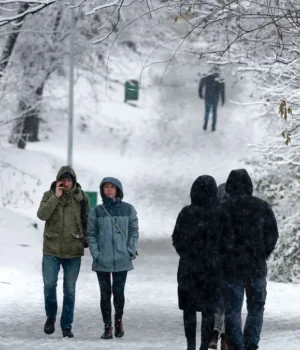 pogoda-snig-zima-ozheleditsya-gettyimages-1444971313-8774ec254fd7f0765dc67c1b2dcace38-1200x675.webp Погода 13 грудня: очікується зниження температури та сильний вітер