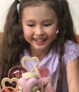 «Як-вона-спала,-обіймаючи-іграшку,-так-її-й-знайшли»-Історії-дітей,-яких-Росія-вбила-у. «Як-вона-спала,-обіймаючи-іграшку,-так-її-й-знайшли»-Історії-дітей,-яких-Росія-вбила-у.