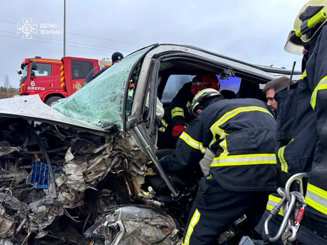 Автівки вщент розбиті: у Луцькому районі рятувальники деблокували водіїв, постраждалих у ДТП Автівки-вщент-розбиті:-у-Луцькому-районі-рятувальники-деблокували-водіїв,-постраждалих-у-ДТП