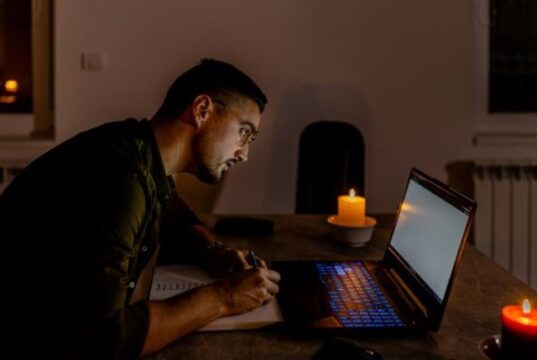 Як відключатимуть світло 15 грудня: оприлюднено графіки Як-відключатимуть-світло-15-грудня:-оприлюднено-графіки