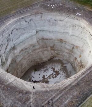 По-всій-Туреччині-з’являються-величезні-діри-в-землі,-як-у-біблійному-пророцтві,-–-ЗМІ