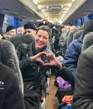 На-волю-до-України:-з-Білорусі-до-Києва-привезли-114-політв’язнів.-Що-відомо? На-волю-до-України:-з-Білорусі-до-Києва-привезли-114-політв’язнів.-Що-відомо?