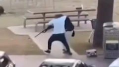 “Голими руками знешкодив стрільця”. Історія чоловіка, який врятував людей на Хануку в Сіднеї “Голими-руками-знешкодив-стрільця”.-Історія-чоловіка,-який-врятував-людей-на-Хануку-в-Сіднеї