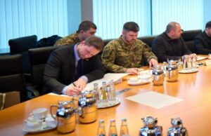 Посланці Трампа у Берліні тиснули на українську делегацію, вимагаючи віддати Донбас Посланці-Трампа-у-Берліні-тиснули-на-українську-делегацію,-вимагаючи-віддати-Донбас