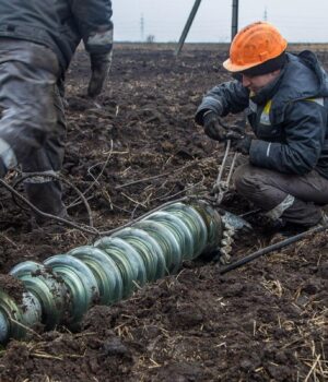 За-тиждень-енергетики-повернули-електрику-мільйону-родин-після-ворожих-атак,-–-ДТЕК