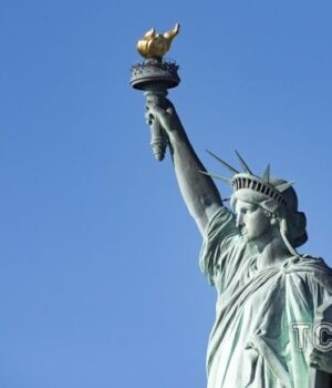 У-Бразилії-обвалилася-35-метрова-копія-статуї-Свободи-(фото)