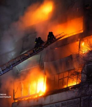 РФ-вдарила-“Шахедами”-по-Запоріжжю:-загорілася-багатоповерхівка,-є-постраждалі