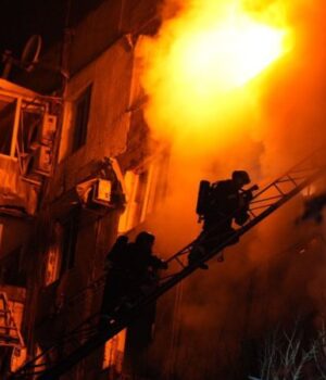 Росія-вдарила-дроном-по-багатоповерхівці-у-Запоріжжі Росія-вдарила-дроном-по-багатоповерхівці-у-Запоріжжі