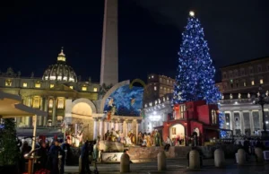 У Ватикані запалили різдвяну ялинку та відкрили вертеп на площі Святого Петра У-Ватикані-запалили-різдвяну-ялинку-та-відкрили-вертеп-на-площі-Святого-Петра