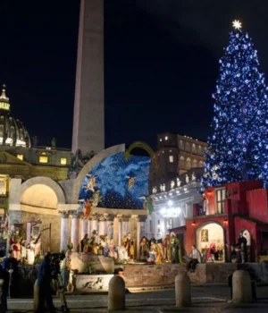 У-Ватикані-запалили-різдвяну-ялинку-та-відкрили-вертеп-на-площі-Святого-Петра У-Ватикані-запалили-різдвяну-ялинку-та-відкрили-вертеп-на-площі-Святого-Петра