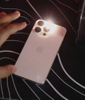 Як-увімкнути-і-вимкнути-ліхтарик-на-айфоні,-не-торкаючись-телефону