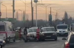 Поблизу заводу в Луцьку зіткнулись три автівки Поблизу-заводу-в-Луцьку-зіткнулись-три-автівки