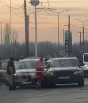 У-Луцьку-біля-заводу-«Кромберг»-зіткнулись-три-автівки