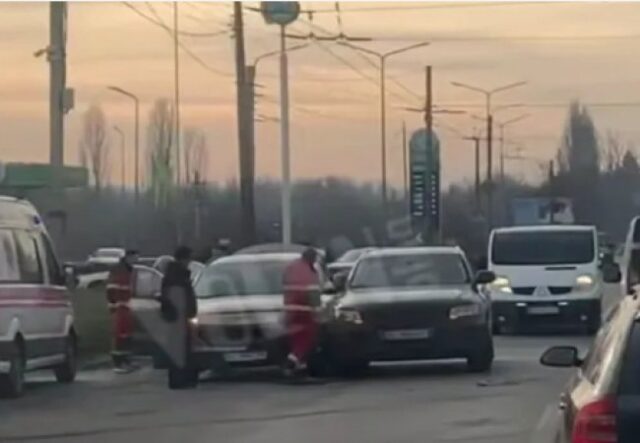 У Луцьку біля заводу «Кромберг» зіткнулись три автівки У-Луцьку-біля-заводу-«Кромберг»-зіткнулись-три-автівки