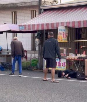 Чоловік-знепритомнів-просто-на вулиці-після-укусу-власної-змії —-фото Чоловік-знепритомнів-просто-на вулиці-після-укусу-власної-змії —-фото