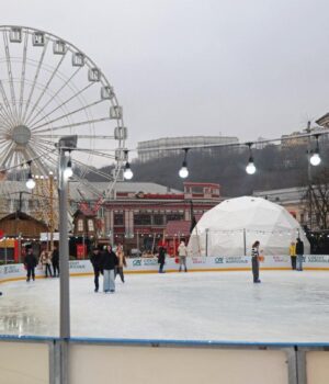 На-Контрактовій-площі-вперше-з-початку-війни-облаштували-різдвяне-містечко-–-з-ковзанкою На-Контрактовій-площі-вперше-з-початку-війни-облаштували-різдвяне-містечко-–-з-ковзанкою