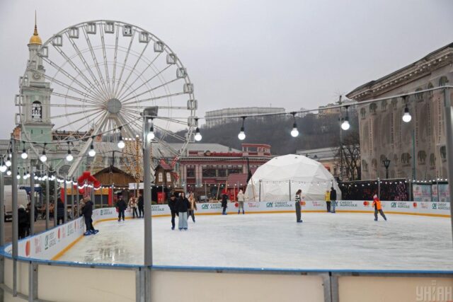 На Контрактовій площі вперше з початку війни облаштували різдвяне містечко – з ковзанкою На-Контрактовій-площі-вперше-з-початку-війни-облаштували-різдвяне-містечко-–-з-ковзанкою