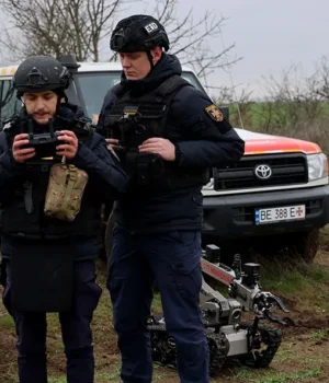 Під час атаки по мосту на Одещині «Шахед» влучив у автівку з жінкою і трьома...