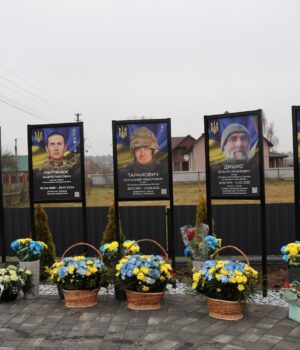 Холодний-день-і-теплі-квіти-пам’яті:-у-селі-на-Любешівщині-відкрили-Алею-пам’яті-Героїв