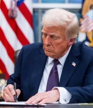 Трамп-підписав-оборонний-бюджет-США-з-домопогою-Україні-–-Білий-Дім Трамп-підписав-оборонний-бюджет-США-з-домопогою-Україні-–-Білий-Дім