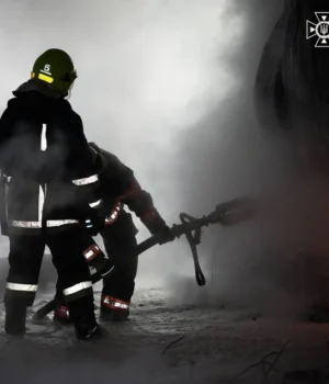 Атака-рф-на-Одесу:-є-пошкодження-на-залізниці-і-вокзалі,-поранено-працівницю,-у-місті-65.