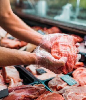 М’ясо-за-рік-здорожчало-до-45%-і-це-ще-не-межа:-що-буде-з-цінами.