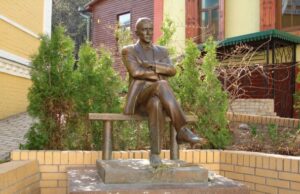 На Андріївському узвозі в Києві демонтують скандальний пам’ятник – деталі На-Андріївському-узвозі-в-Києві-демонтують-скандальний-пам’ятник-–-деталі