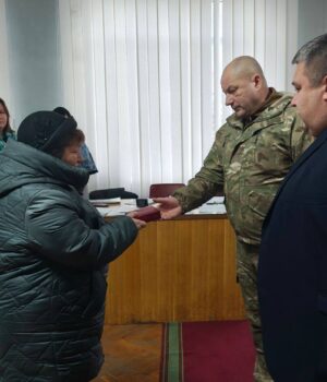 Посмертну-нагороду-загиблого-рожищанина-Віталія-Матвійчука-отримала-мама-Героя