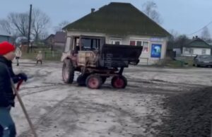 У селі на Волині мешканці самотужки ремонтують дорогу У-селі-на-Волині-мешканці-самотужки-ремонтують-дорогу