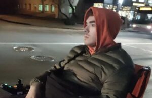 У Луцьку водій автобуса не допоміг та покинув на холоді чоловіка на колісному кріслі У-Луцьку-водій-автобуса-не-допоміг-та-покинув-на-холоді-чоловіка-на-колісному-кріслі