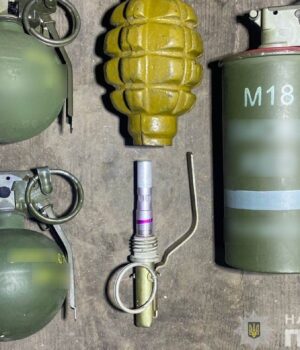 На-Волині-судили-чоловіка,-який-через-скруту-продавав-знайдені-на-фронті-гранати На-Волині-судили-чоловіка,-який-через-скруту-продавав-знайдені-на-фронті-гранати