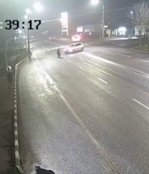 Переходила-дорогу-не-на-переході:-біля-Луцька-збили-старшу-жінку.-Відео