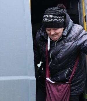 Шість-годин-пішки-під-дронами:-історії-евакуйованих,-які-вийшли-з-прифронту